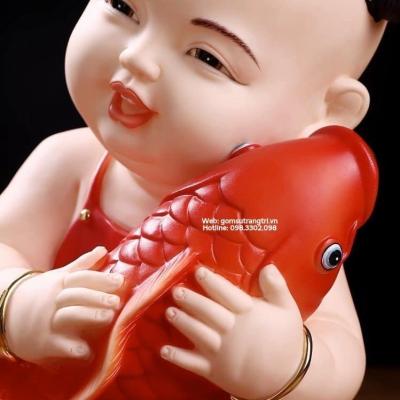 TƯỢNG SỨ ( CÔ ) CẬU BÉ ÔM CÁ CHÉP